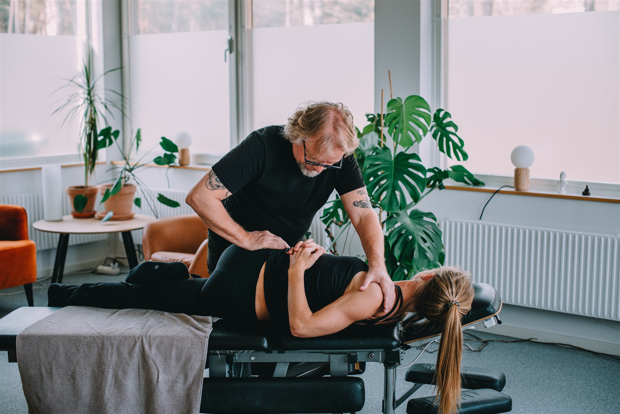 Leg. naprapat Eddie Dubrehed behandlar en patient på Ryggakuten i Burs.